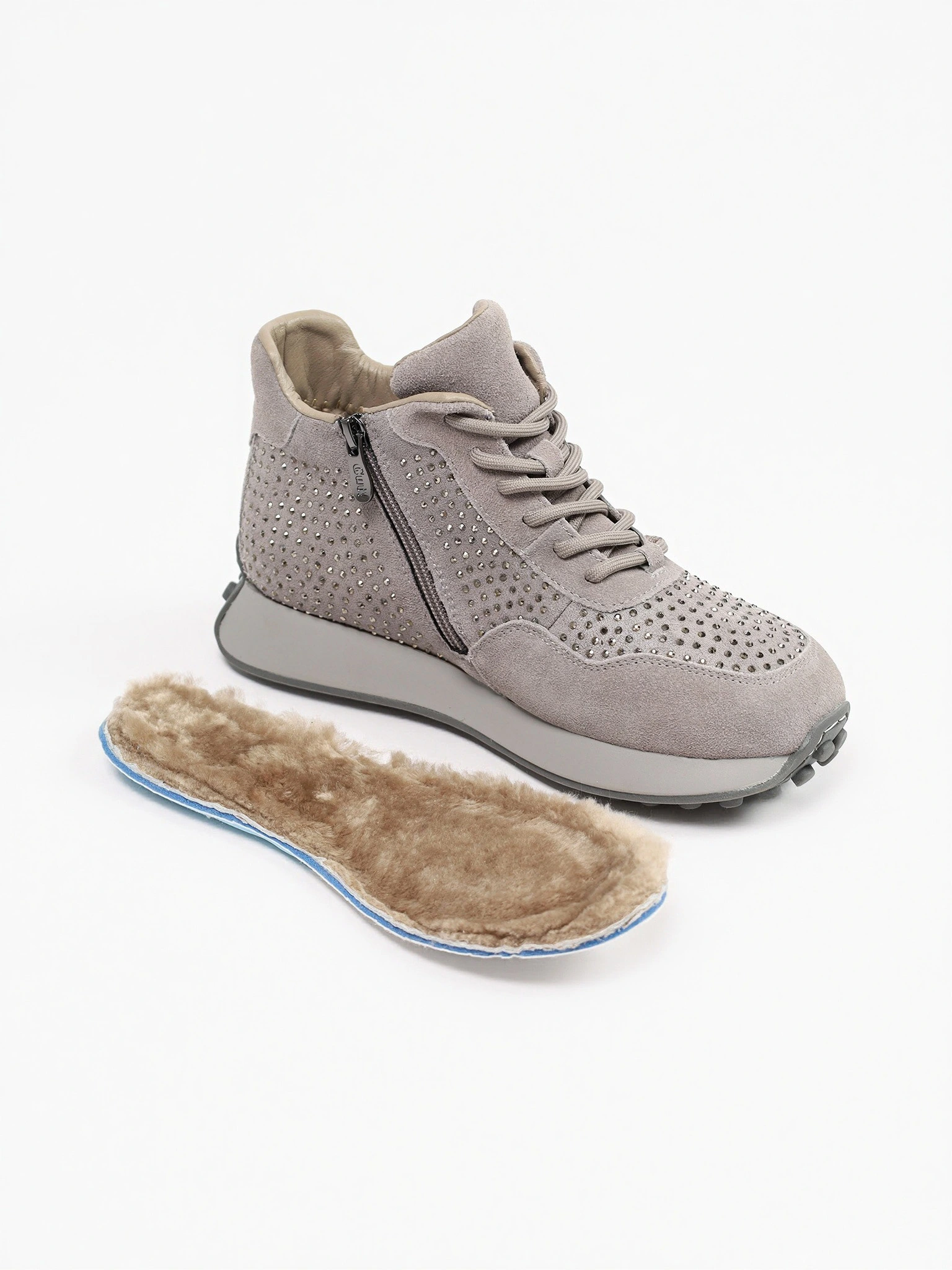 Кроссовки серого цвета со стразами на низкой подошве